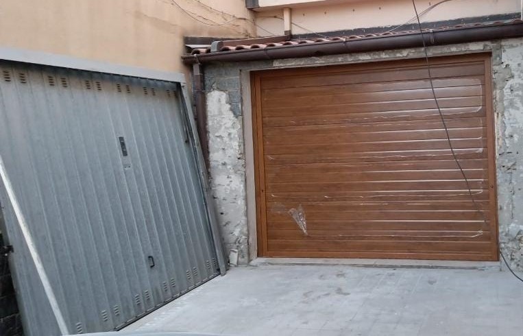 porta basculante coibentata anticaduta finto legno motorizzata